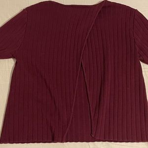 Lulus maroon sweater shirt with split back. Size small.